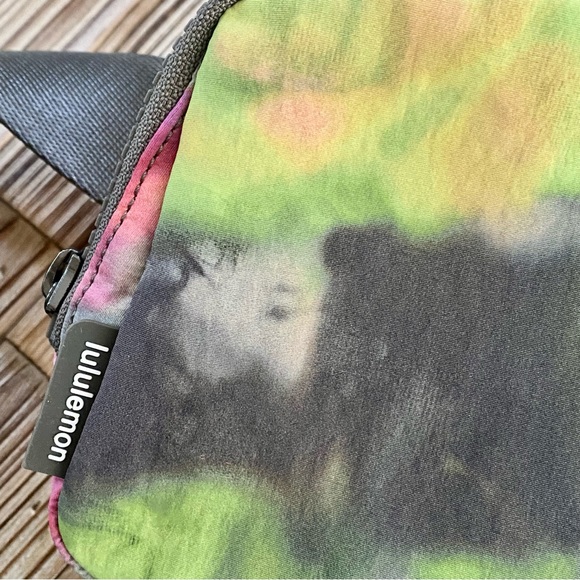 NWT Lululemon Everywhere Belt Bag in Hyper Dye - Picture 10 of 15